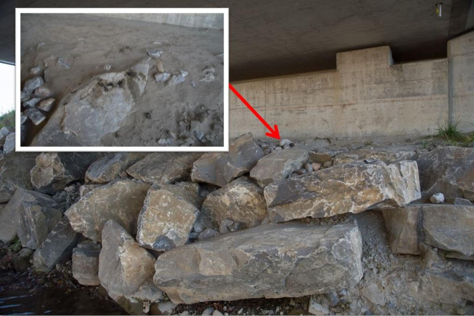 Pont relativement haut avec un accotement surélevé de grosses pierres. Les épreintes sont situées sur l’accotement (© Christof Angst)