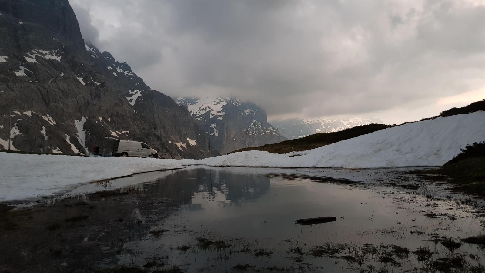 Lac de montagne avec de la neige sur les rives