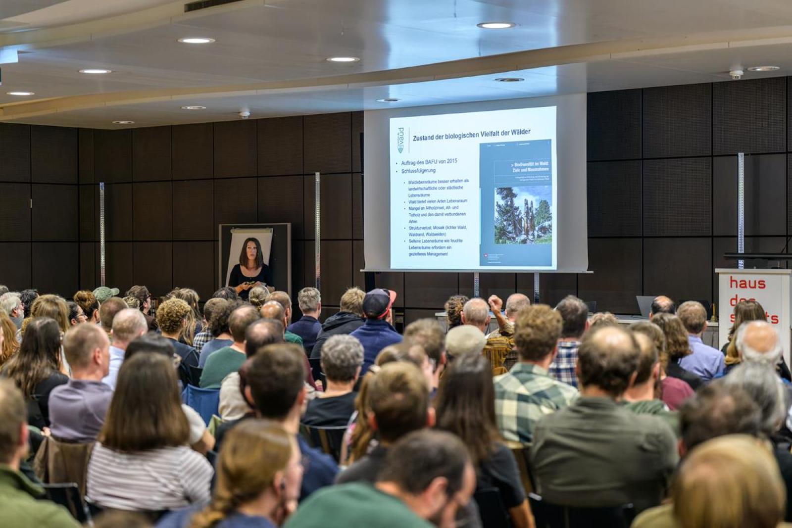 Salle de conférence avec conférencier