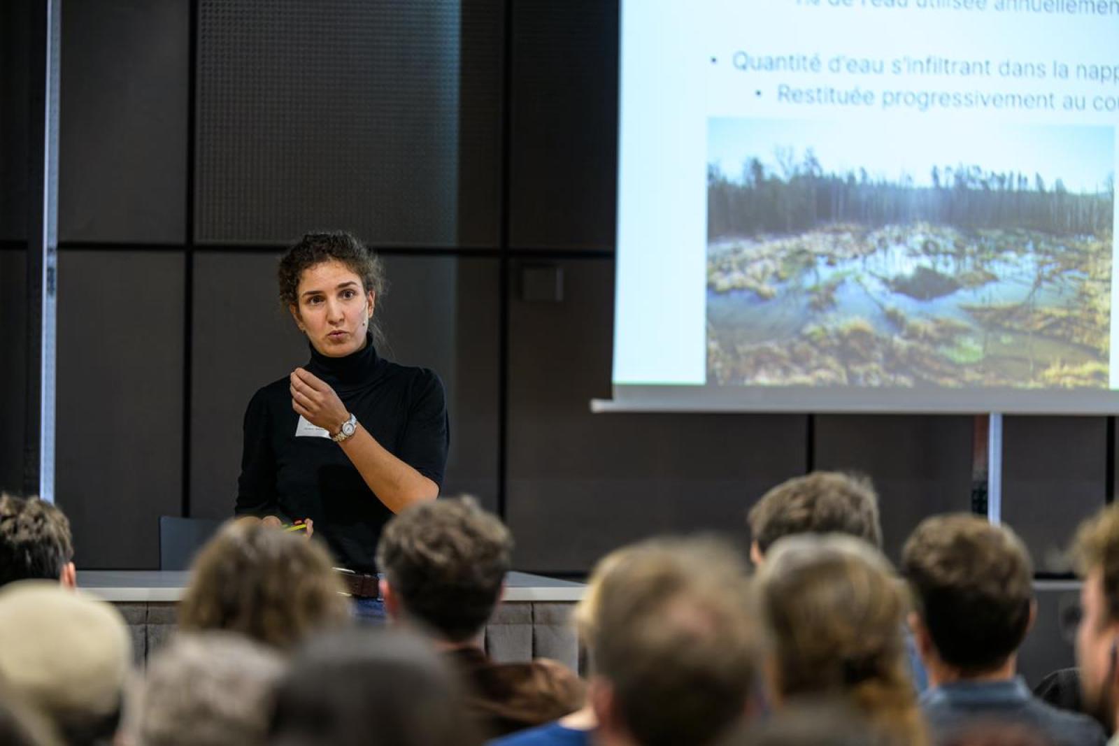 Salle de conférence avec conférencier