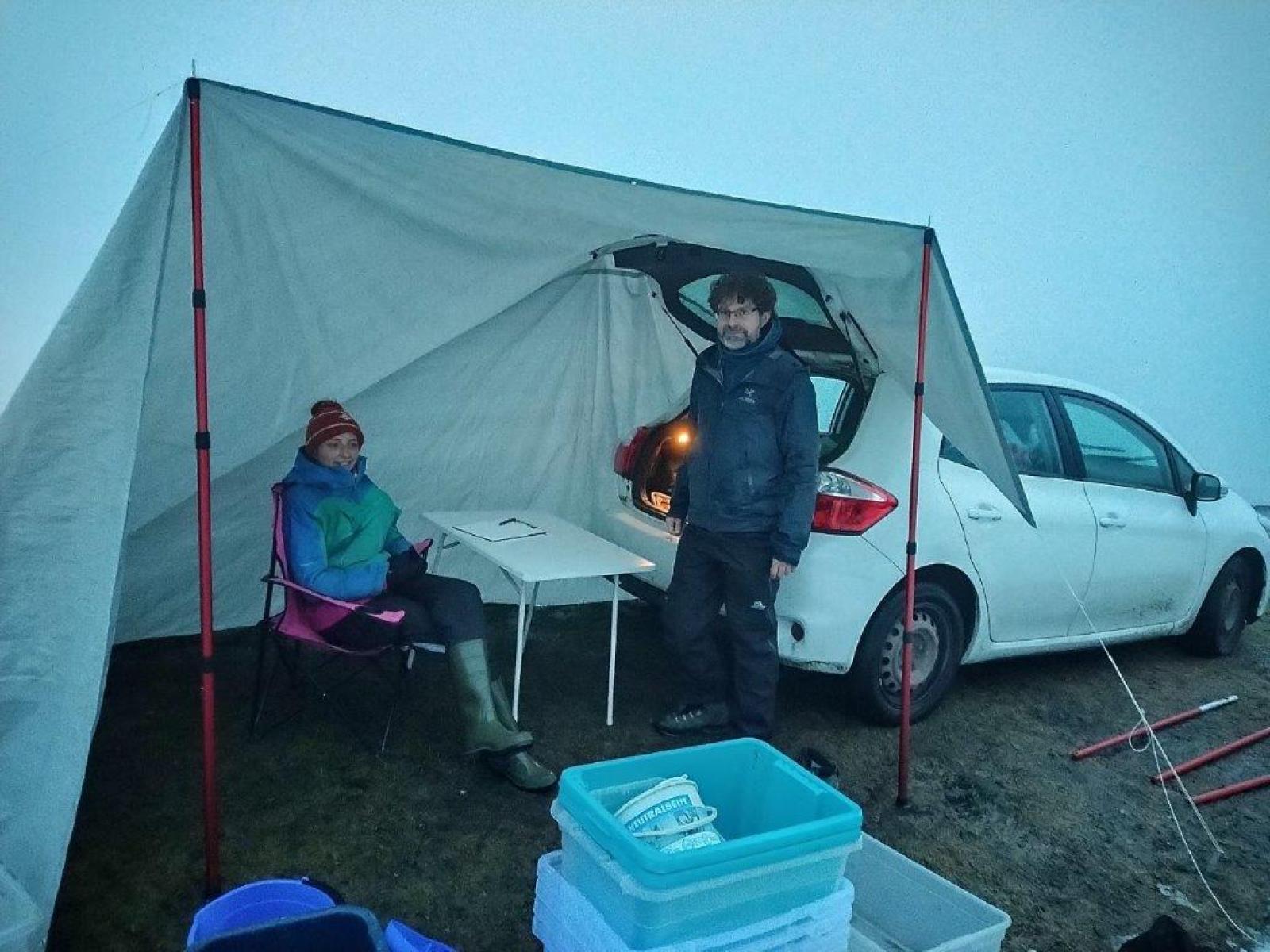 Voiture avec toit de tente tendu