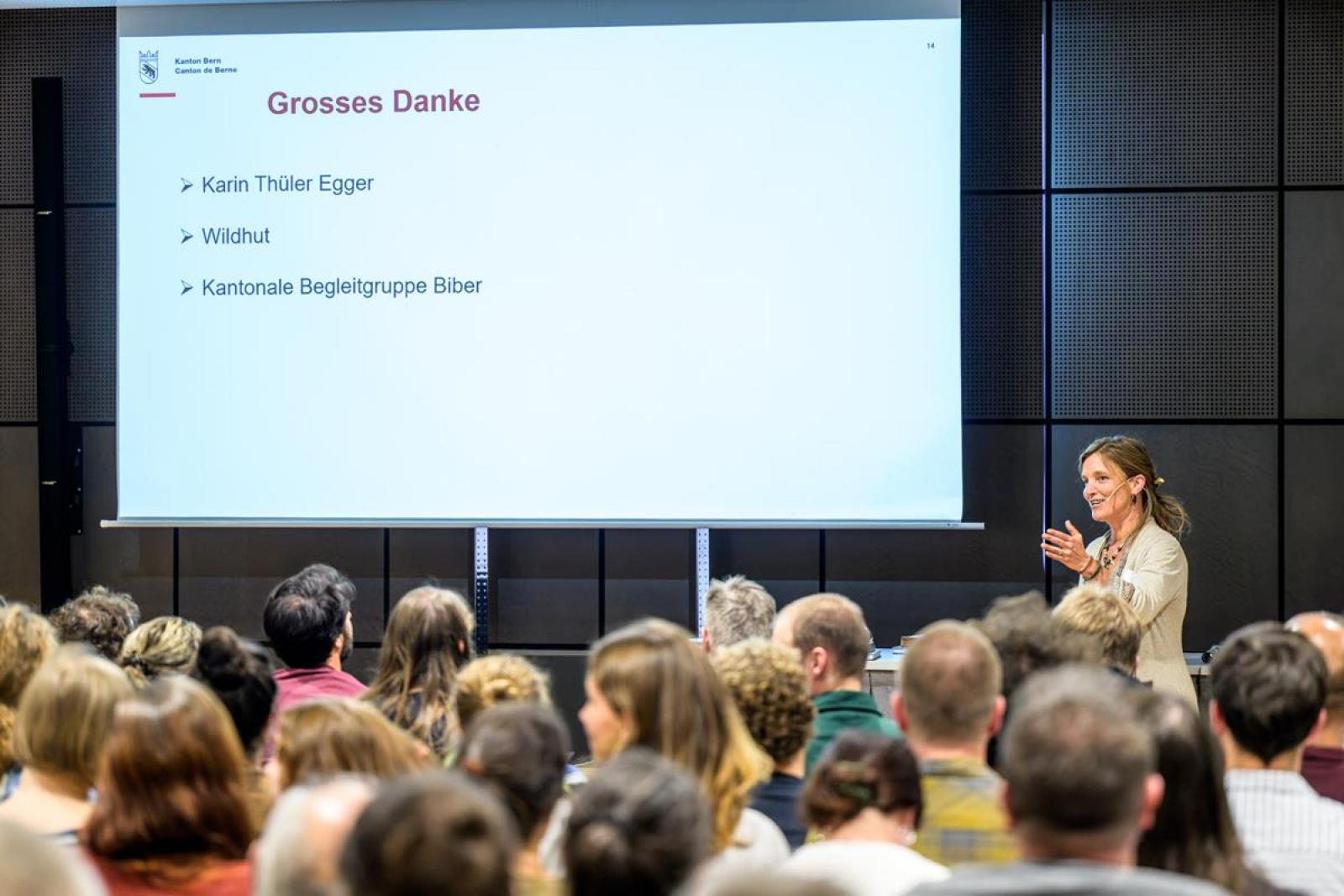 Salle de conférence avec conférencier