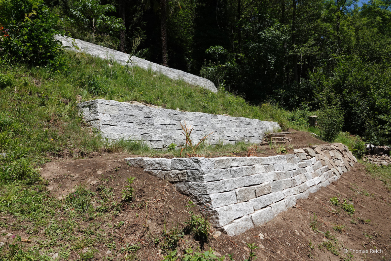 Vue d'ensemble de la réalisation du projet : 3 murs en pierres sèches © Thomas Reich