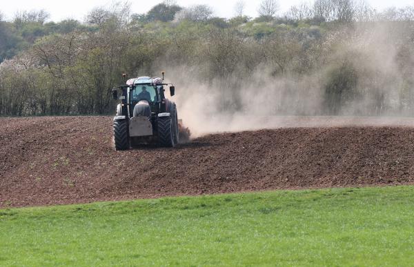 Traktor pflügt Acker